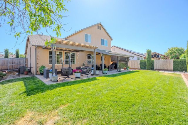 1116 W Muir Way, Hanford, CA 93230