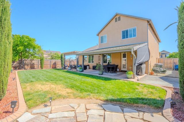 1116 W Muir Way, Hanford, CA 93230