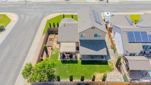 1116 W Muir Way, Hanford, CA 93230