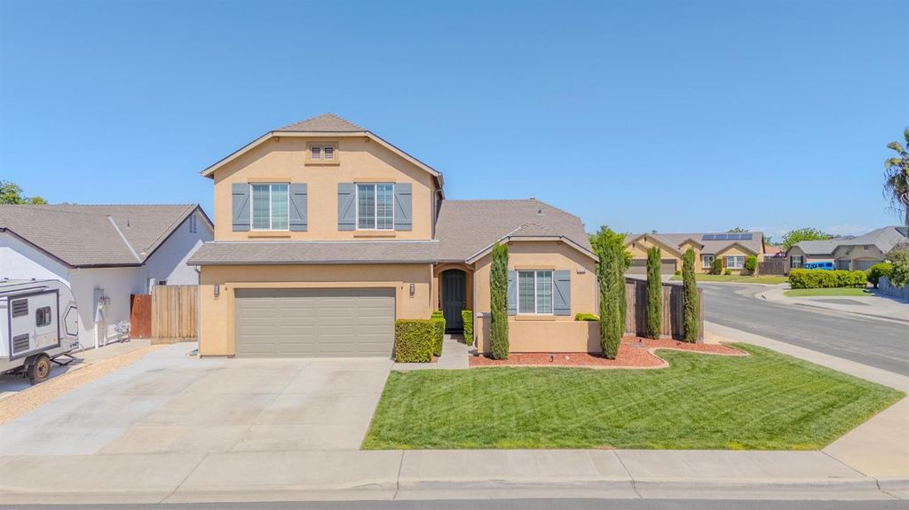 1116 W Muir Way, Hanford, CA 93230