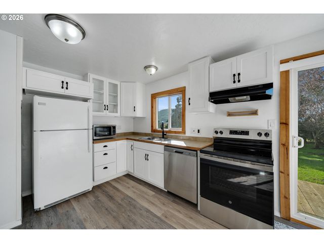 111 CYPRESS Ave, Garibaldi, OR 97118