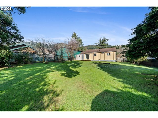 111 CYPRESS Ave, Garibaldi, OR 97118