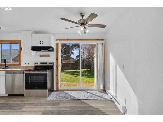 111 CYPRESS Ave, Garibaldi, OR 97118