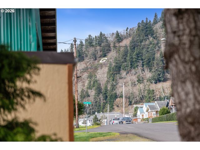 111 CYPRESS Ave, Garibaldi, OR 97118