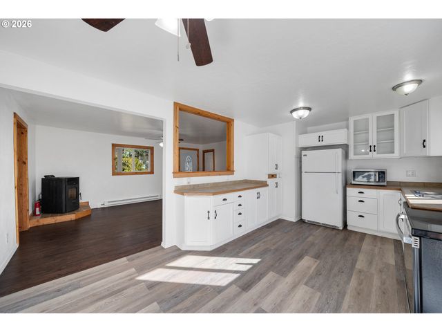 111 CYPRESS Ave, Garibaldi, OR 97118