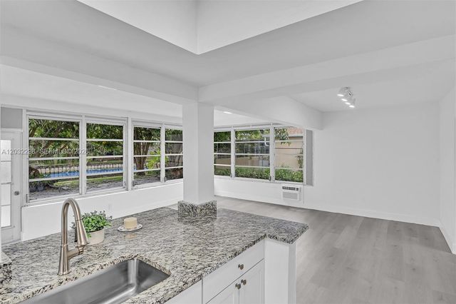 3940 NW 47th Ave, Lauderdale Lakes, FL 33319
