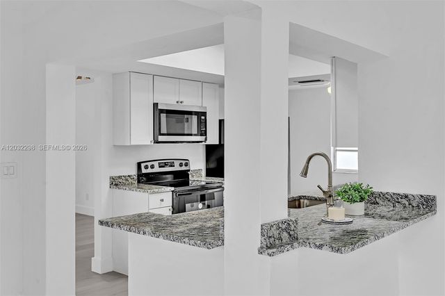 3940 NW 47th Ave, Lauderdale Lakes, FL 33319