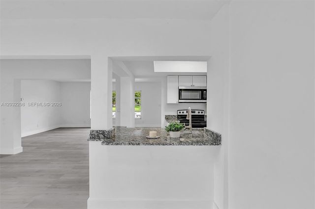3940 NW 47th Ave, Lauderdale Lakes, FL 33319