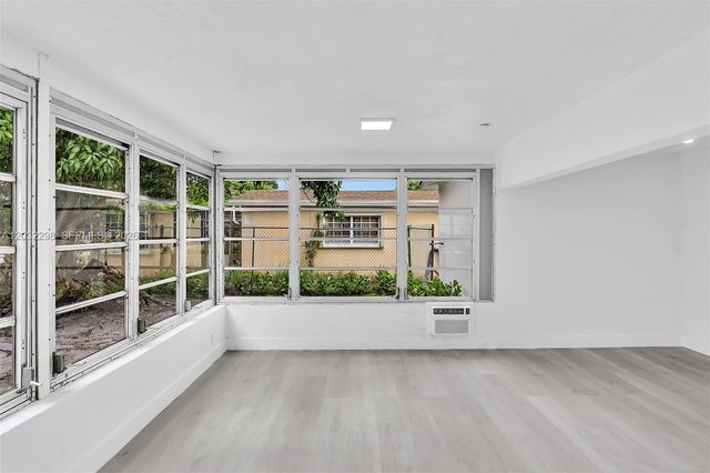 3940 NW 47th Ave, Lauderdale Lakes, FL 33319