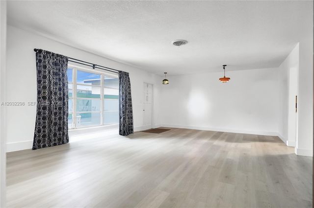 3940 NW 47th Ave, Lauderdale Lakes, FL 33319