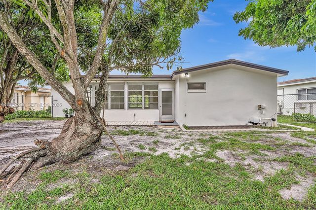 3940 NW 47th Ave, Lauderdale Lakes, FL 33319