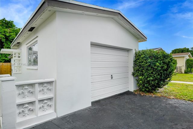 3940 NW 47th Ave, Lauderdale Lakes, FL 33319