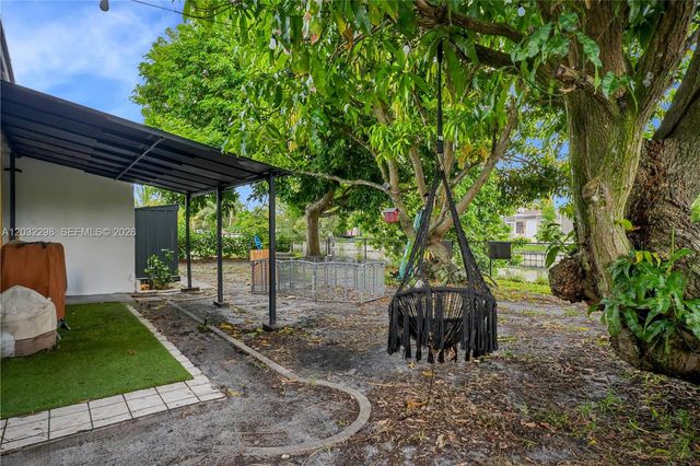 3940 NW 47th Ave, Lauderdale Lakes, FL 33319