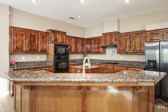 12504 Crown Crest Drive, Bakersfield, CA 93311