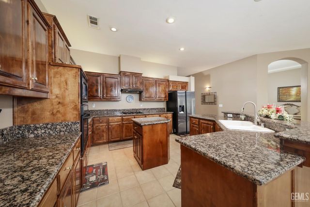 12504 Crown Crest Drive, Bakersfield, CA 93311