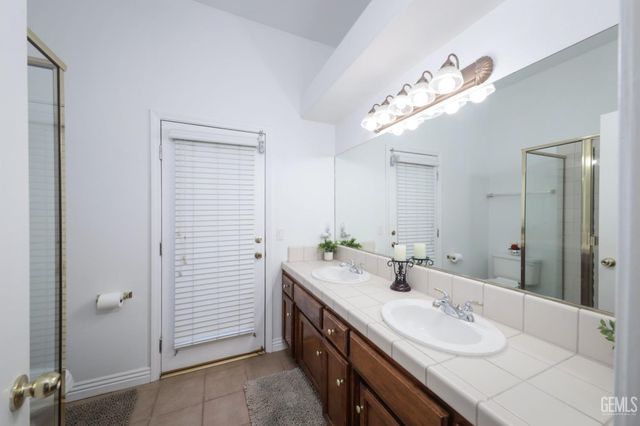 12504 Crown Crest Drive, Bakersfield, CA 93311