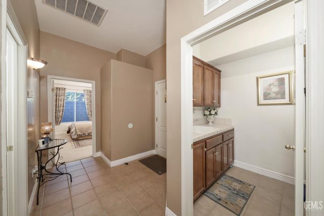 12504 Crown Crest Drive, Bakersfield, CA 93311