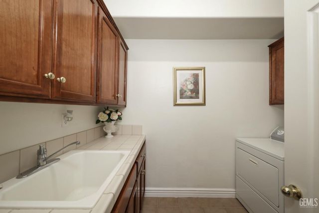 12504 Crown Crest Drive, Bakersfield, CA 93311