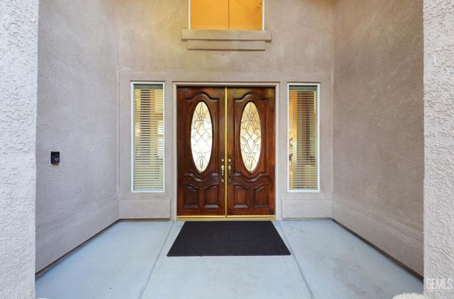 12504 Crown Crest Drive, Bakersfield, CA 93311