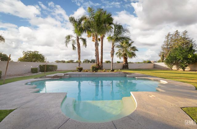 12504 Crown Crest Drive, Bakersfield, CA 93311