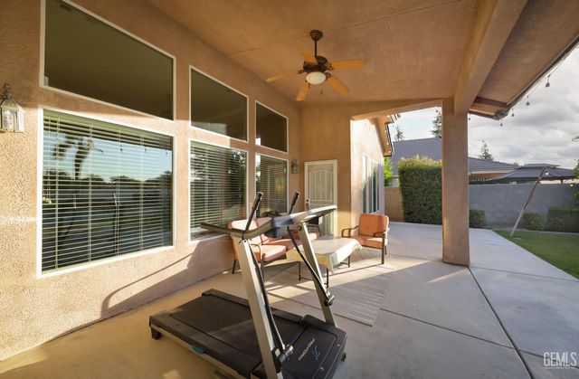 12504 Crown Crest Drive, Bakersfield, CA 93311