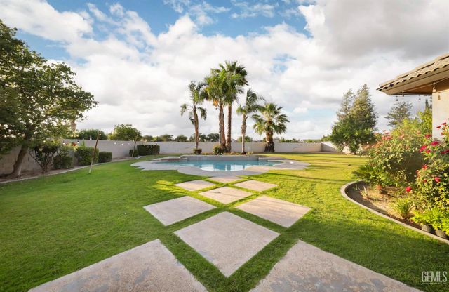 12504 Crown Crest Drive, Bakersfield, CA 93311