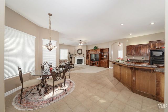 12504 Crown Crest Drive, Bakersfield, CA 93311