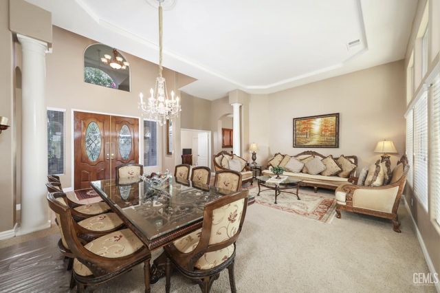 12504 Crown Crest Drive, Bakersfield, CA 93311