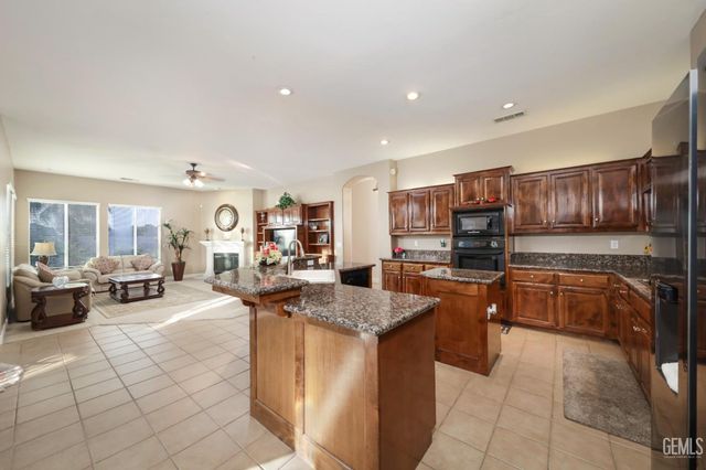 12504 Crown Crest Drive, Bakersfield, CA 93311