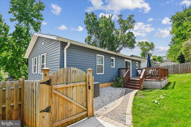 6004 QUEENS CHAPEL RD, Hyattsville, MD 20782