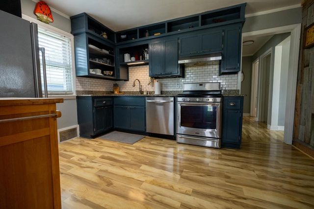 2800 S 111th STREET, West Allis, WI 53227