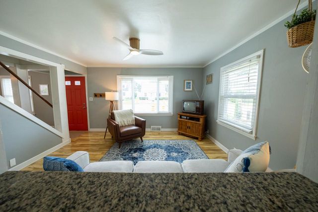 2800 S 111th STREET, West Allis, WI 53227