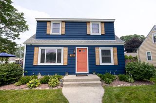 2800 S 111th STREET, West Allis, WI 53227