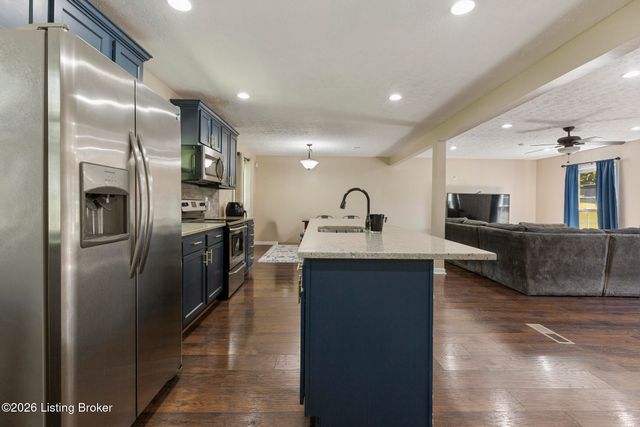 7413 Colt Dr, Louisville, KY 40214