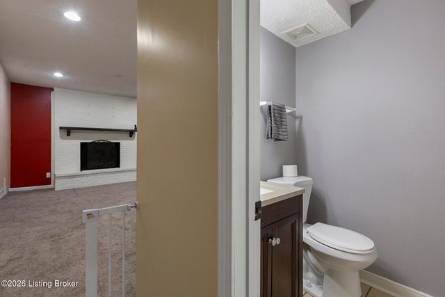 7413 Colt Dr, Louisville, KY 40214
