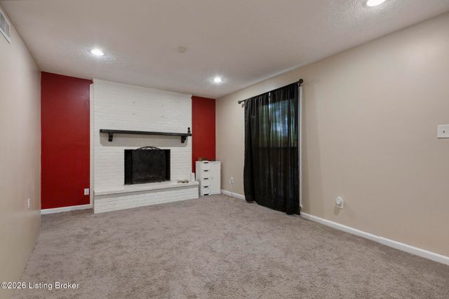 7413 Colt Dr, Louisville, KY 40214