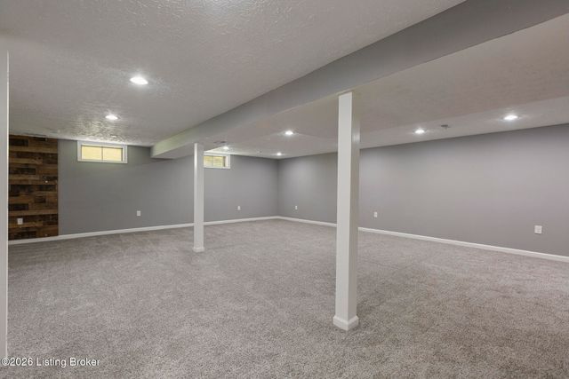 7413 Colt Dr, Louisville, KY 40214