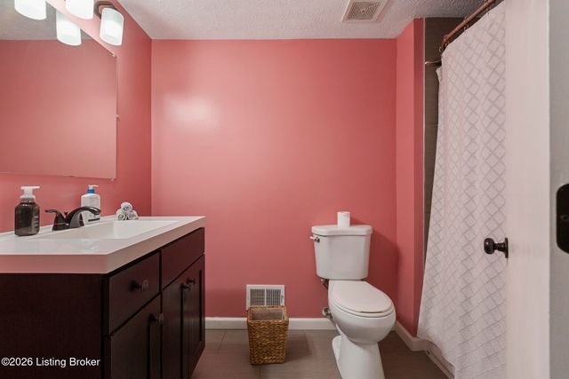 7413 Colt Dr, Louisville, KY 40214