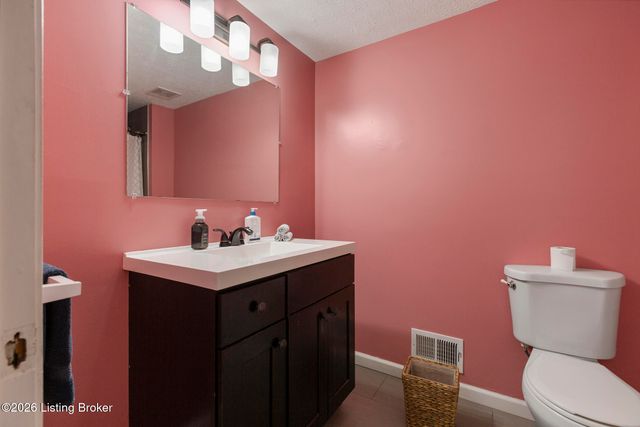 7413 Colt Dr, Louisville, KY 40214