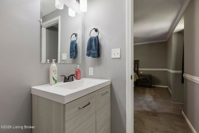 7413 Colt Dr, Louisville, KY 40214