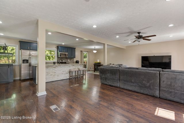 7413 Colt Dr, Louisville, KY 40214