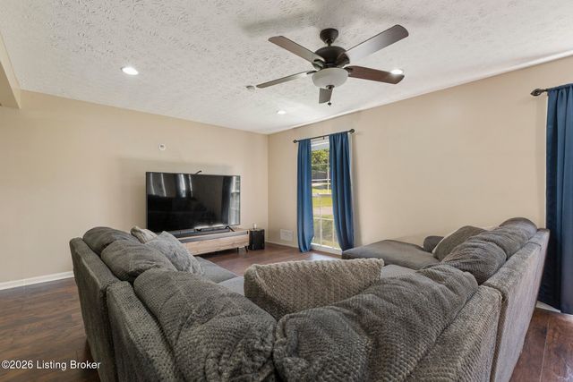 7413 Colt Dr, Louisville, KY 40214