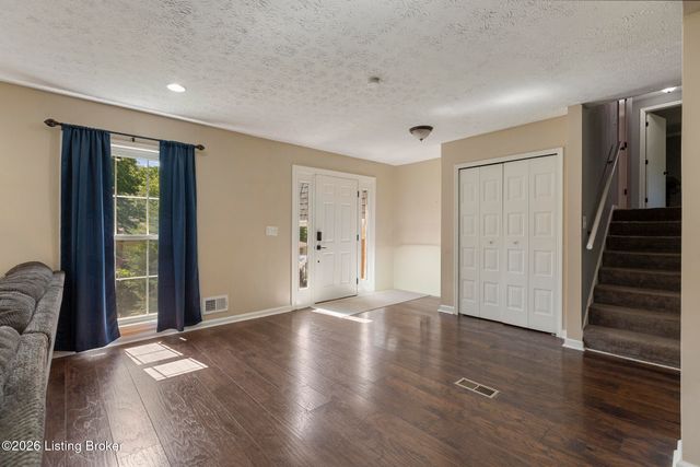 7413 Colt Dr, Louisville, KY 40214