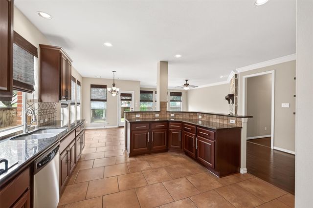 35 Woodmoor Place, Magnolia, TX 77354