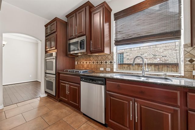 35 Woodmoor Place, Magnolia, TX 77354