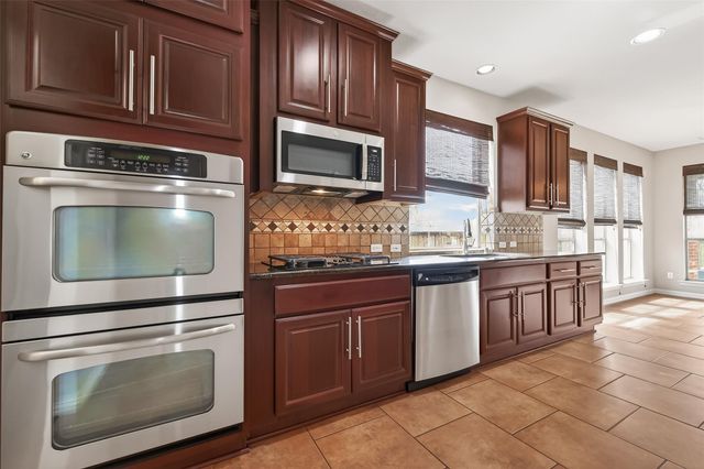 35 Woodmoor Place, Magnolia, TX 77354