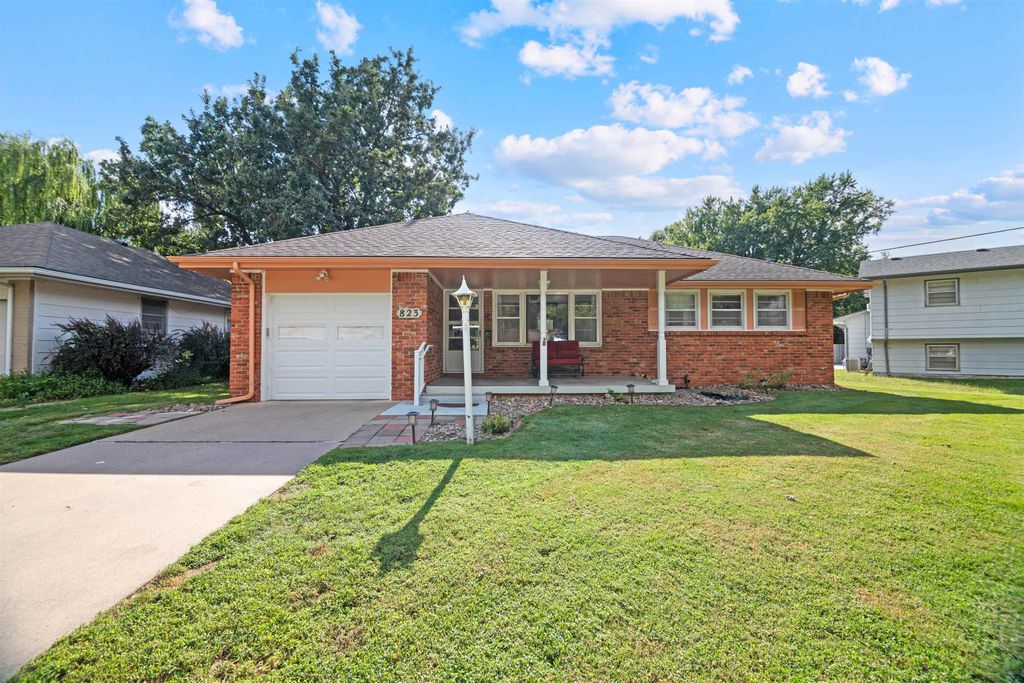 823 E English Ct, Derby, KS 67037