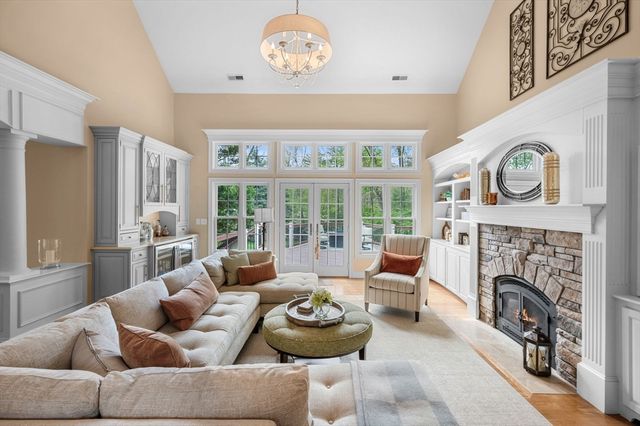 2 Barron Ct, Andover, MA 01810