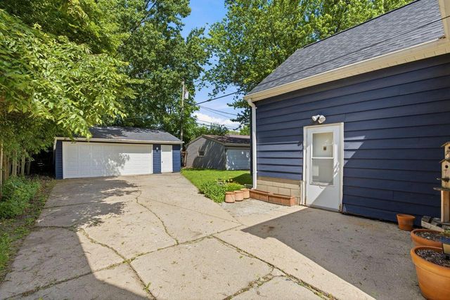 4625 N River Park BOULEVARD, Glendale, WI 53209