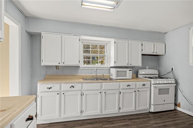 1706 N 3rd Street, St Joseph, MO 64505